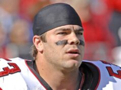 Ex-linebacker da NFL condenado por esquema Ponzi de US$ 8 milhões deveria ter os benefícios da liga garantidos, dizem os federais John Robert Leake no campo de futebol do Atlanta Falcons