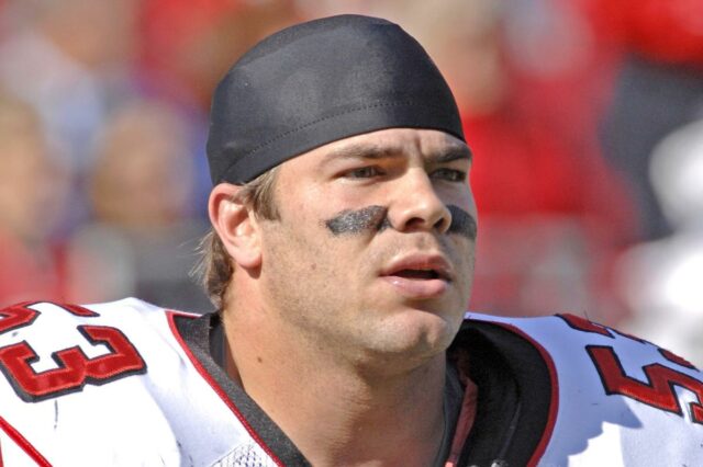 John Robert Leake no campo de futebol do Atlanta Falcons