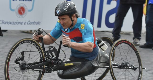 Ex-piloto de Fórmula 1 que se tornou campeão paraolímpico Alex Zanardi morre aos 59 anos
