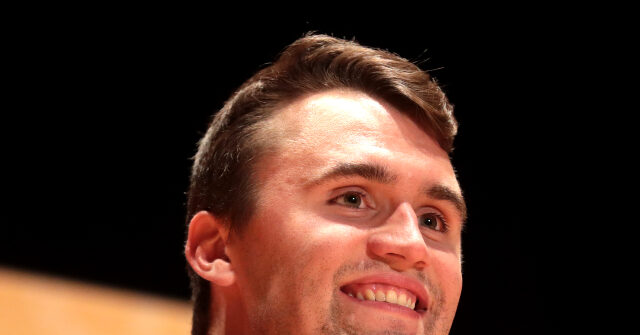Ex-policial preso por postagens anti-Charlie Kirk recebe acordo de US$ 835 mil
