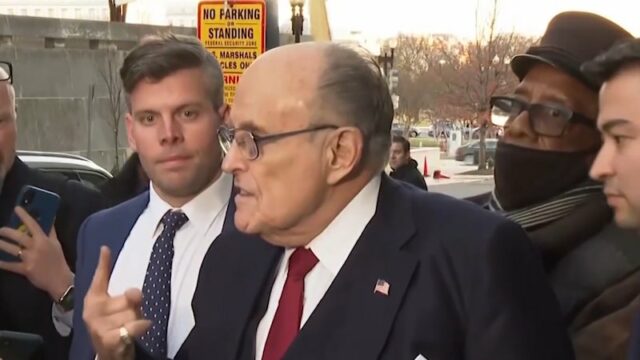 Ex-prefeito de Nova York e aliado de Trump luta pela vida no hospital
