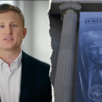 Zach Dembo, à esquerda, ao lado de uma imagem do presidente Donald Trump pendurada em frente ao prédio do Departamento de Justiça em Washington, DC