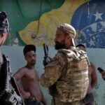 Traficantes de drogas passam o dia em um antro de drogas nos arredores de Boa Vista, Roraima, Brasil, quarta-feira, 18 de setembro de 2024. O Primeiro Comando da Capital (PCC), a maior organização criminosa da América do Sul, está se expandindo na vasta bacia amazônica. Uma série de políticas míopes do governo brasileiro permitiu a sua rápida ascensão numa região outrora fora do seu alcance, onde o PCC e o seu principal rival, o Comando Vermelho, estão a assumir o controlo das lucrativas operações criminosas da floresta, a extracção ilegal de ouro, a apropriação de terras e o tráfico de madeira que ameaçam desestabilizar ainda mais a região notoriamente turbulenta. (Washington Post/Dado Galdieri)