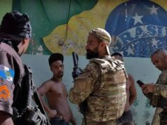 Exclusivo – Departamento de Estado dos EUA designará as principais gangues criminosas do Brasil como grupos terroristas Traficantes de drogas passam o dia em um antro de drogas nos arredores de Boa Vista, Roraima, Brasil, quarta-feira, 18 de setembro de 2024. O Primeiro Comando da Capital (PCC), a maior organização criminosa da América do Sul, está se expandindo na vasta bacia amazônica. Uma série de políticas míopes do governo brasileiro permitiu a sua rápida ascensão numa região outrora fora do seu alcance, onde o PCC e o seu principal rival, o Comando Vermelho, estão a assumir o controlo das lucrativas operações criminosas da floresta, a extracção ilegal de ouro, a apropriação de terras e o tráfico de madeira que ameaçam desestabilizar ainda mais a região notoriamente turbulenta. (Washington Post/Dado Galdieri)