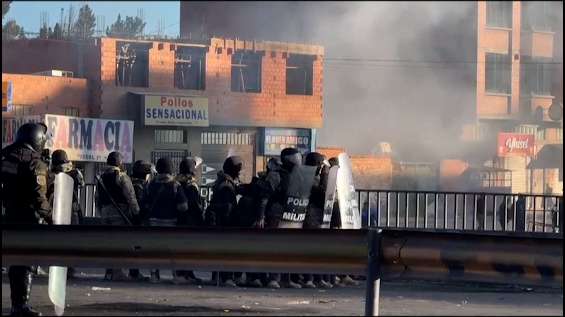 Exército boliviano tenta limpar estradas após 11 dias de protestos