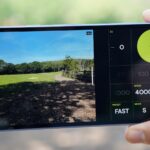 Google Pixel 10 Pro XL encostado em uma rocha marrom