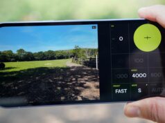 Experimentei um aplicativo de câmera moderno que piora a aparência das fotos e é fantástico Google Pixel 10 Pro XL encostado em uma rocha marrom