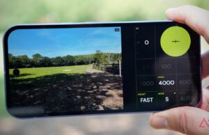 Experimentei um aplicativo de câmera moderno que piora a aparência das fotos e é fantástico Google Pixel 10 Pro XL encostado em uma rocha marrom