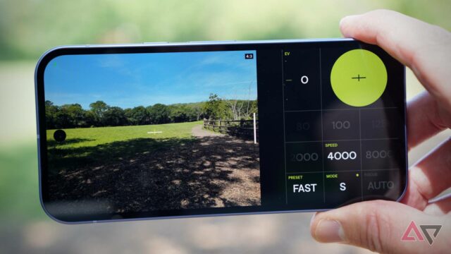 Experimentei um aplicativo de câmera moderno que piora a aparência Google Pixel 10 Pro XL encostado em uma rocha marrom