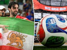 FIFA ameaçou com ação legal por proibição da bandeira pré-revolucionária do Irã na Copa do Mundo Torcedores seguram uma velha bandeira iraniana em uma partida de futebol.
