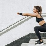 Os pesquisadores descobriram que os idosos que lutam para sentar e levantar rapidamente de uma cadeira podem correr um alto risco de quedas, ossos quebrados, hospitalizações e morte precoce.