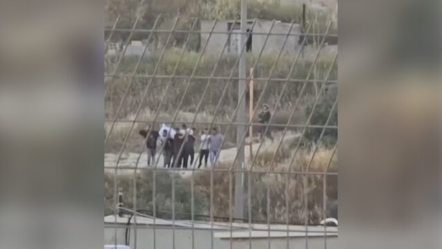 Família palestina diz que colonos os forçaram a exumar o corpo do pai
