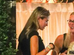 Família se reúne em torno de Kai Trump enquanto o choque do diagnóstico de câncer da mãe Vanessa ofusca a alegria da semana de formatura Kai Trump, 19, foi vista em fotos obtidas exclusivamente pelo Daily Mail encontrando sua avó, Bonnie Haydon, e sua tia, Veronika Haydon, no local de celebridades The Mark, em Nova York, para jantar