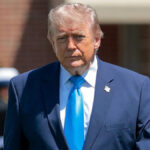 Presidente Donald Trump chegando à cerimônia de formatura na Academia da Guarda Costeira dos Estados Unidos