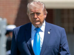 Famílias de militares exigem que o DOJ distribua quase US$ 800 milhões da empresa francesa de cimento considerada culpada de subornar o ISIS Presidente Donald Trump chegando à cerimônia de formatura na Academia da Guarda Costeira dos Estados Unidos