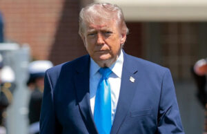 Famílias de militares exigem que o DOJ distribua quase US$ 800 milhões da empresa francesa de cimento considerada culpada de subornar o ISIS Presidente Donald Trump chegando à cerimônia de formatura na Academia da Guarda Costeira dos Estados Unidos