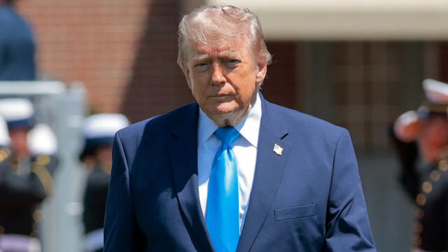 Famílias de militares exigem que o DOJ distribua quase US$ Presidente Donald Trump chegando à cerimônia de formatura na Academia da Guarda Costeira dos Estados Unidos