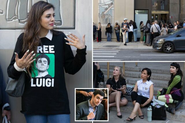Fanáticos por Luigi Mangione fazem fila do lado de fora Uma mulher usa um