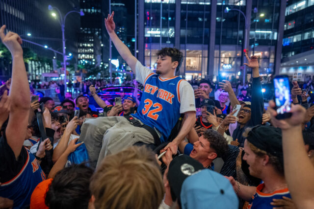 Fãs dos Knicks cantam: 'Queremos Wemby' nas finais da NBA Torcedores de Nova York comemoram após Knicks chegar às finais da NBA