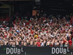Fãs sem camisa do Cardinals visitam o Team Clubhouse após a tendência viral de ‘Tarps Off’ Shirtless fans cheer