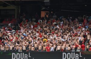 Fãs sem camisa do Cardinals visitam o Team Clubhouse após a tendência viral de ‘Tarps Off’ Shirtless fans cheer
