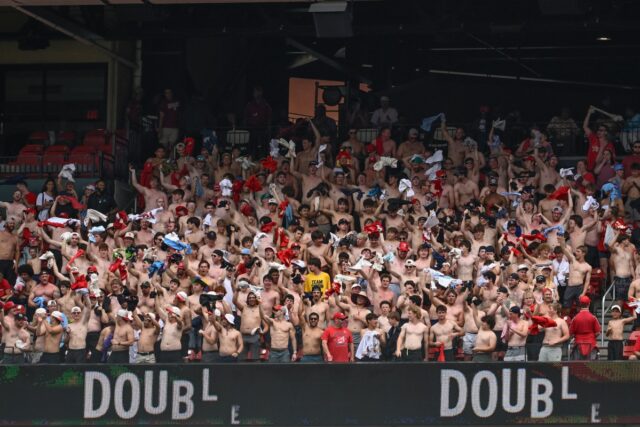 Fãs sem camisa do Cardinals visitam o Team Clubhouse após Shirtless fans cheer