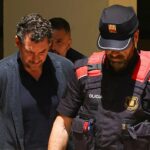 Jonathan Andic chega ao tribunal escoltado pela polícia, onde deverá ser interrogado após ter sido detido numa investigação sobre a morte do seu pai, em Martorell, Espanha, 19 de maio de 2026
