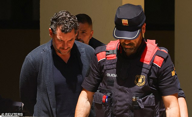 Jonathan Andic chega ao tribunal escoltado pela polícia, onde deverá ser interrogado após ter sido detido numa investigação sobre a morte do seu pai, em Martorell, Espanha, 19 de maio de 2026