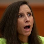 Kouri Richins reage às declarações impactantes da família Richins durante sua sentença no 3º Tribunal Distrital em Park City, Utah, quarta-feira, 13 de maio de 2026.