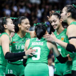 La Salle Lady Spikers comemora um ponto contra NU Lady Bulldogs no jogo 2 das finais do vôlei feminino da temporada 88 da UAAP.