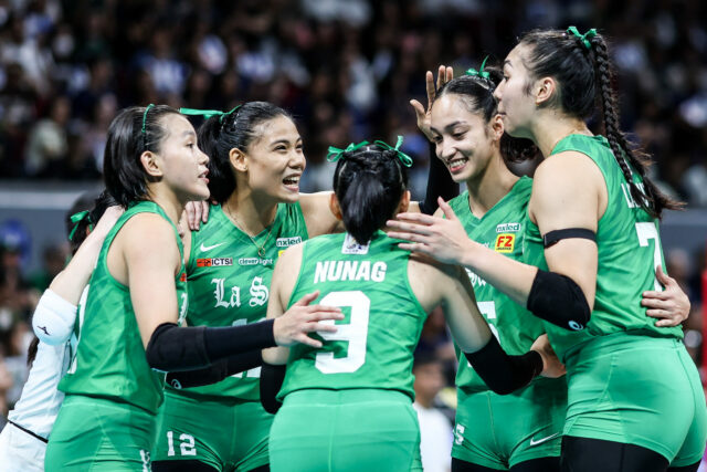 La Salle Lady Spikers comemora um ponto contra NU Lady Bulldogs no jogo 2 das finais do vôlei feminino da temporada 88 da UAAP.