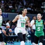 Angel Canino e La Salle Lady Spikers durante um jogo contra NU Lady Bulldogs nas finais do torneio de vôlei feminino da temporada 88 da UAAP