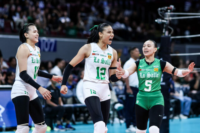 Angel Canino e La Salle Lady Spikers durante um jogo contra NU Lady Bulldogs nas finais do torneio de vôlei feminino da temporada 88 da UAAP