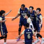 NU Bulldogs comemora um ponto contra FEU Tamaraws nas finais do vôlei masculino da temporada 88 da UAAP