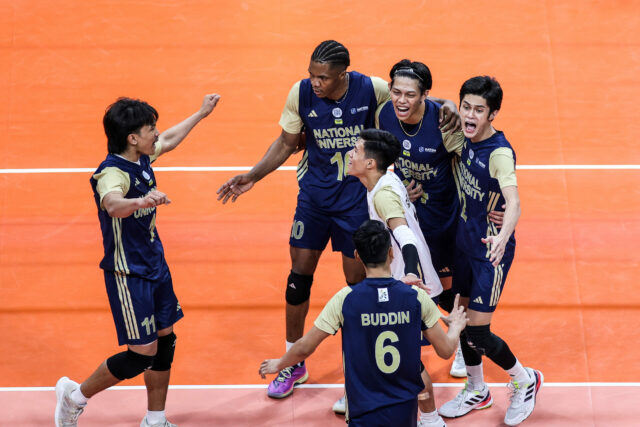 NU Bulldogs comemora um ponto contra FEU Tamaraws nas finais do vôlei masculino da temporada 88 da UAAP