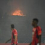 Torcedores de Medellín atearam fogo nas arquibancadas durante a partida de futebol da fase de grupos da Copa Libertadores entre o Independiente Medellín da Colômbia e o Flamengo do Brasil