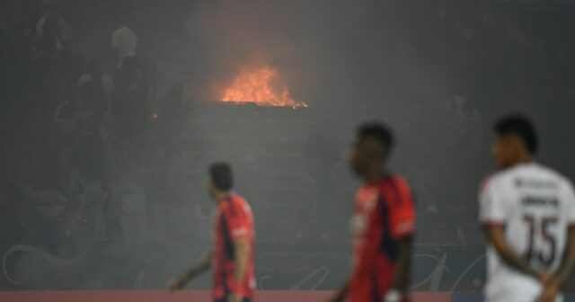Torcedores de Medellín atearam fogo nas arquibancadas durante a partida de futebol da fase de grupos da Copa Libertadores entre o Independiente Medellín da Colômbia e o Flamengo do Brasil