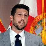 Florida AG processa Jacksonville por supostamente manter registro de armas trazidas para edifícios da cidade