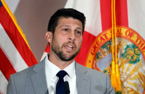 Florida AG processa Jacksonville por supostamente manter registro de armas trazidas para edifícios da cidade Florida AG processa Jacksonville por supostamente manter registro de armas trazidas para edifícios da cidade