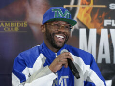 Floyd Mayweather se encontrará com o kickboxer Mike Zambidis em exposição O ex-campeão mundial multipeso Floyd Mayweather enfrentará a estrela grega de kickboxing Mike Zambidis em um