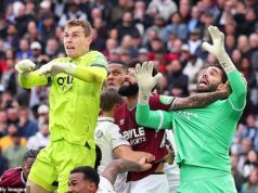 ‘Foi uma loucura’: Roy Keane dá seu veredicto depois que o empate do West Ham nos acréscimos contra o Arsenal foi ANULADO pelo VAR no momento mais dramático da temporada O gol de empate do West Ham contra o Arsenal foi anulado por esta falta sobre David Raya