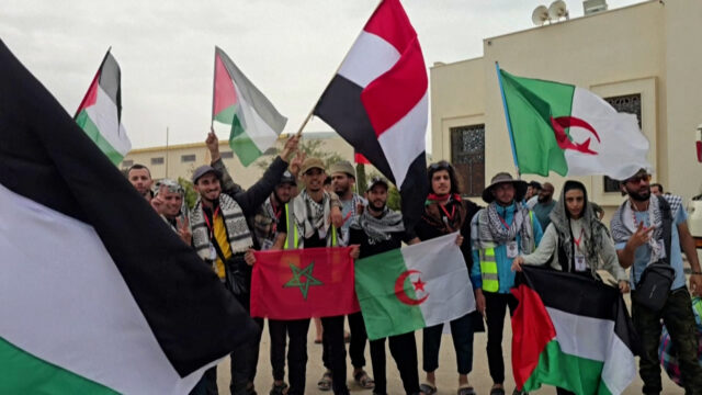 Forças líbias detêm ativistas do comboio terrestre de Gaza no Forças líbias detêm ativistas do comboio terrestre de Gaza no posto de controle de Sirte
