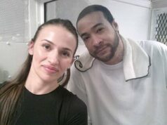 Formada em direito britânica grita ‘eu te amo’ enquanto seu marido assassino no corredor da morte nos EUA é executado no Texas depois que ela o conheceu enquanto pesquisava James Broadnax (foto, à direita) foi declarado morto na noite de quinta-feira após receber uma injeção letal na frente de sua esposa britânica Tiana Krasniqi (foto, à esquerda)