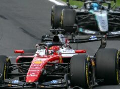 Fórmula 1 planeja retornar aos motores V8 enquanto revolução elétrica perde brilho TOPSHOT - O piloto italiano da Mercedes, Kimi Antonelli, comemora após vencer o Grande Prêmio de Fórmula 1 de Miami de 2026 no Autódromo Internacional de Miami em Miami Gardens, Flórida, em 3 de maio de 2026. (Foto de CHANDAN KHANNA / AFP)
