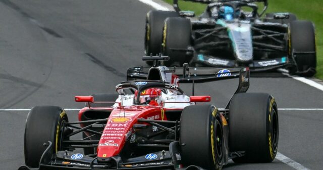 TOPSHOT - O piloto italiano da Mercedes, Kimi Antonelli, comemora após vencer o Grande Prêmio de Fórmula 1 de Miami de 2026 no Autódromo Internacional de Miami em Miami Gardens, Flórida, em 3 de maio de 2026. (Foto de CHANDAN KHANNA / AFP)