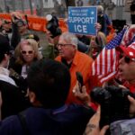 Policiais de Newark chegam ao local em frente ao centro de detenção Delaney Hall, em Newark, Nova Jersey, na manhã de sábado, - Eduardo Munoz/Reuters