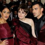 Fotobombas! Propostas! Veja os momentos mais engraçados do Met Gala ao longo dos anos