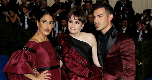 Fotobombas! Propostas! Veja os momentos mais engraçados do Met Gala ao longo dos anos
