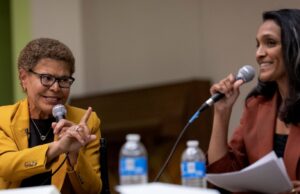 Fox 11 cancela debate municipal após a retirada de Karen Bass e Nithya Raman Prefeita Karen Bass, Spencer Pratt e vereadora Nithya Raman (Crédito: Getty Images)