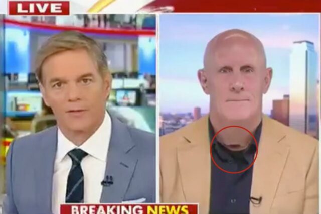 Uma tela dividida mostrando um âncora de terno à esquerda e um homem careca com uma jaqueta bege à direita.
